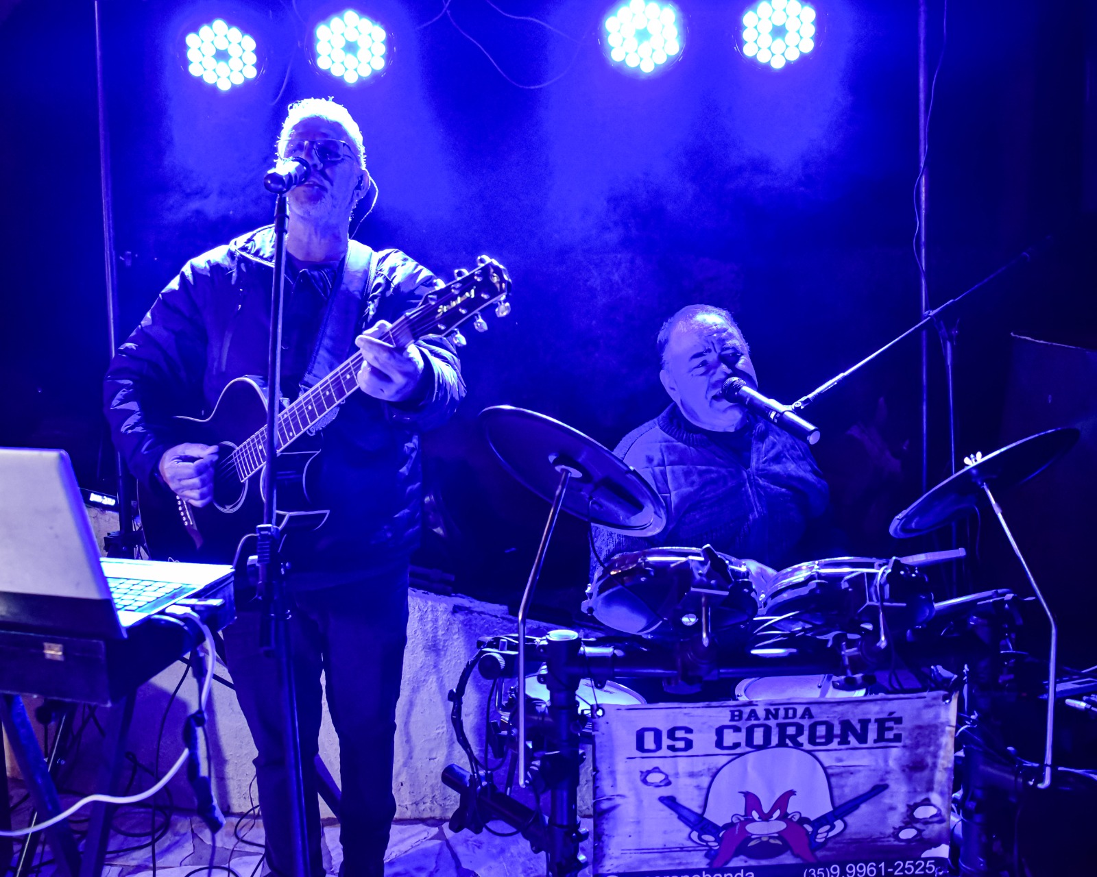 Os Coroné durante uma apresentação ao vivo